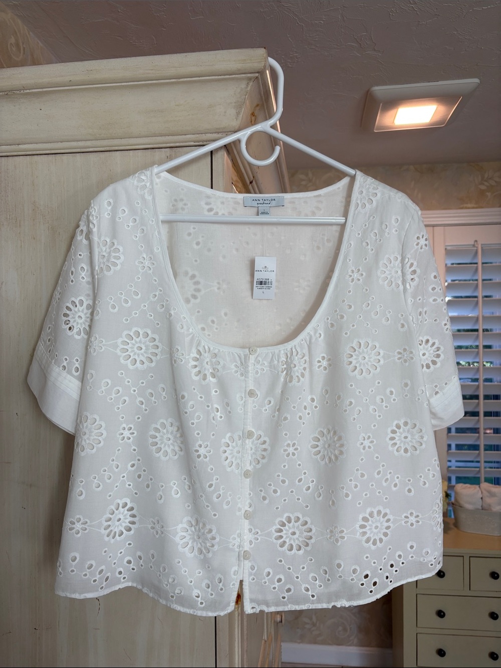 Ann Taylor Weekend Cotton Eyelet Lined Button-Front Cropped Top